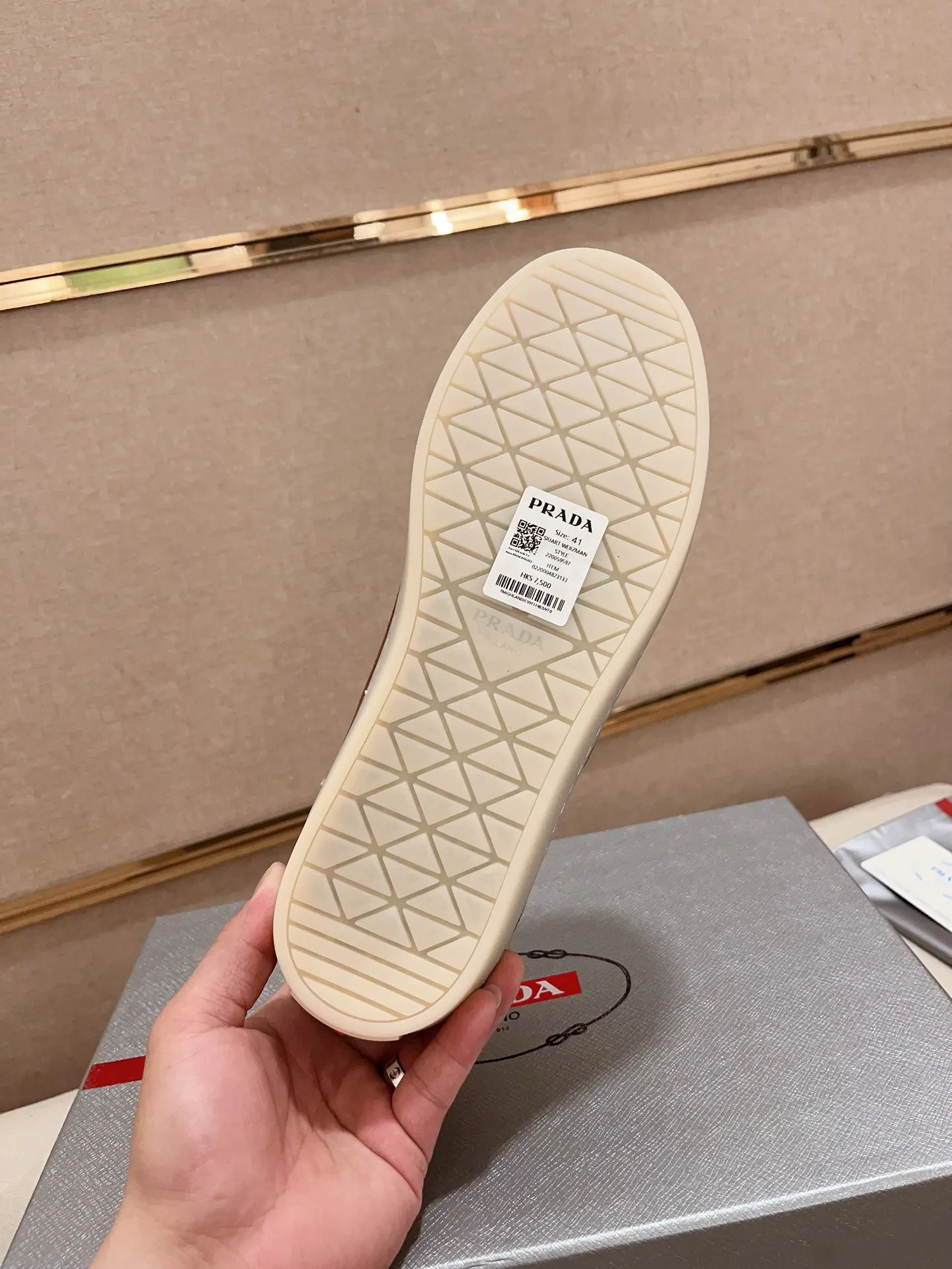 Men's Men's Shoes 💰 500💰 ✔️✔️✔️Higher version High-quality new PRADA (Prada) counters are launched simultaneously. The new men's shoes and 😘fabrics are made of high-tech glue-making technology. Lining: Full cowhide lining. 👍🏿 High-end ☄️ air-cushion molded anti-slip rubber outsole, exquisite lines, simple and elegant, comfortable and high-end for leisure travel. Code number: 38 to 44 (45 can be customized and cannot be returned or exchanged)